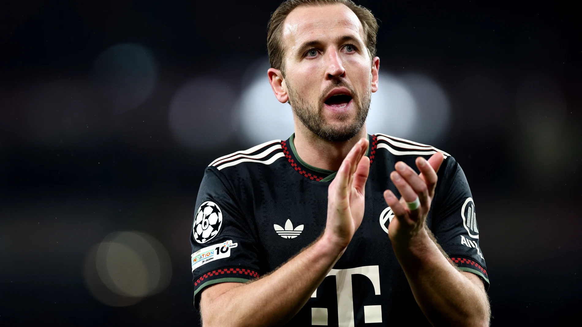 LONDON (United Kingdom), 26/11/2025.- Harry Kane of Bayern applauds fans at the end of the UEFA Champions League league phase match between Arsenal and Bayern Munich in London, Britain, 26 November 2025. Arsenal won 3-1. (Liga de Campeones, Reino Unido, Londres) EFE/EPA/ANDY RAIN