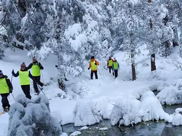 Esquiadores realizan una ruta por la nieve de la estación Punto de Nieve Santa Inés en Vinuesa (Soria) Esquiadores realizan una ruta por la nieve de la estación Punto de Nieve Santa Inés en Vinuesa (Soria)