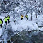 Esquiadores realizan una ruta por la nieve de la estación Punto de Nieve Santa Inés en Vinuesa (Soria)