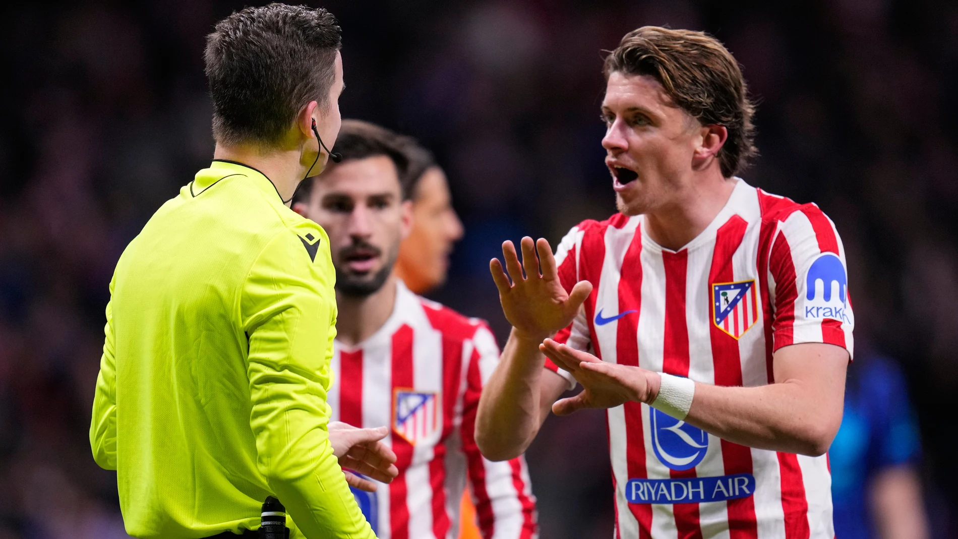 Atletico Madrid's Conor Gallagher speaks with the referee François Letexier during the Champions League opening phase soccer match between Atletico Madrid and Inter Milan, in Madrid, Spain, Wednesday, Nov. 26, 2025. (AP Photo/Manu Fernandez)
