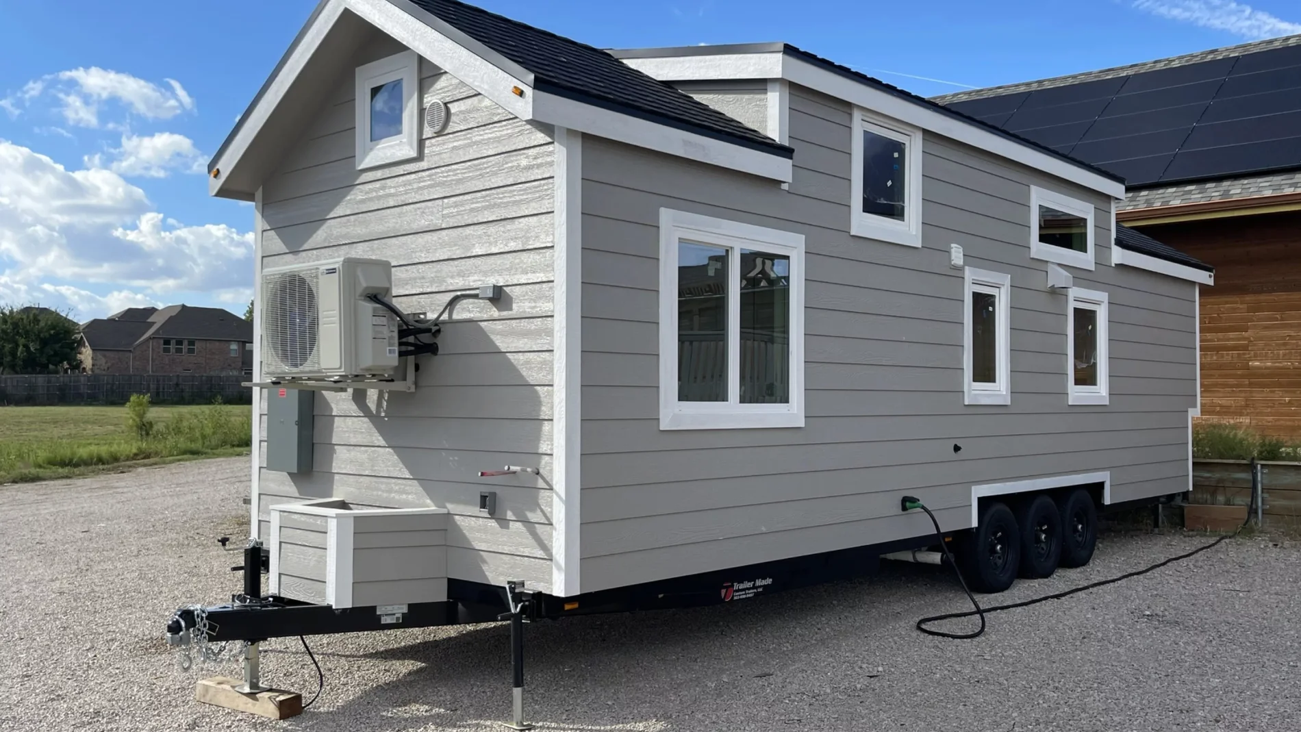 Esta casa prefabricada es increíblemente acogedora: su distribución nos permite tener almacenamiento inteligente en pocos metros cuadrados