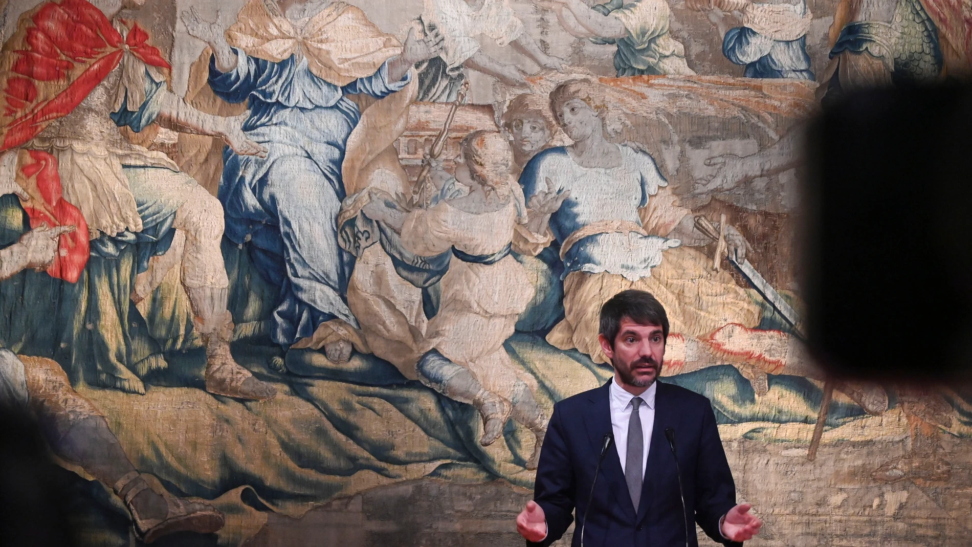 LEÓN, 26/11/2025.- El ministro de Cultura, Ernest Urtasun, durante la rueda de prensa ofrecida ese miércoles en León donde ha anunciado que el Teatro Emperador de León, cerrado en 2006, reabrirá dos décadas después tras una rehabilitación que financiará el Gobierno central con cargo al 2 por ciento cultural. EFE/ J.Casares