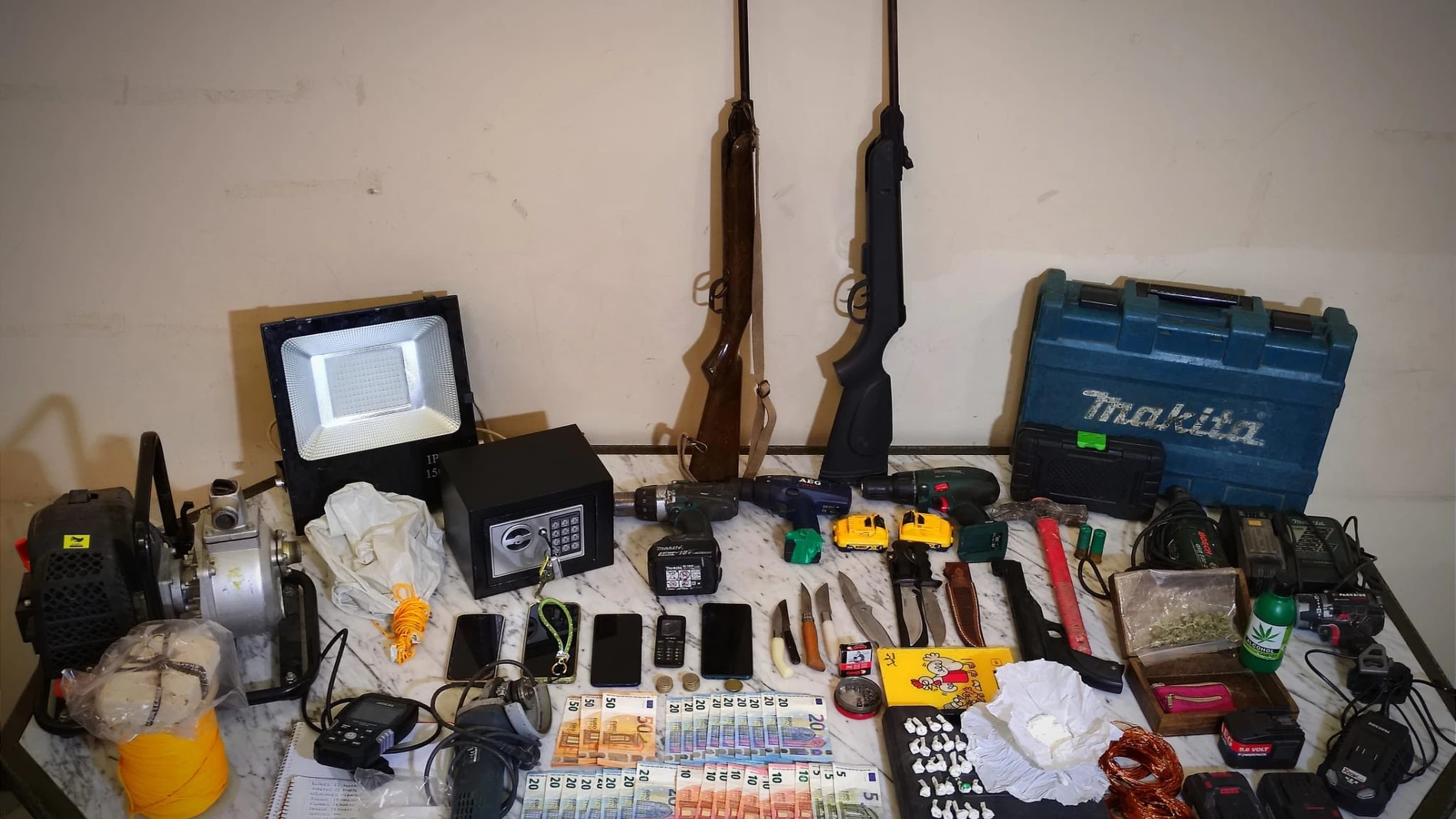 Diez detenidos tras el desmantelamiento de un punto de venta de droga en Morón de la Frontera (Sevilla)REMITIDA / HANDOUT por POLICÍA NACIONALFotografía remitida a medios de comunicación exclusivamente para ilustrar la noticia a la que hace referencia la imagen, y citando la procedencia de la imagen en la firma26/11/2025