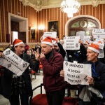 Pleno extraordinario del Ayuntamiento de Sevilla con protesta de los sindicatos policiales