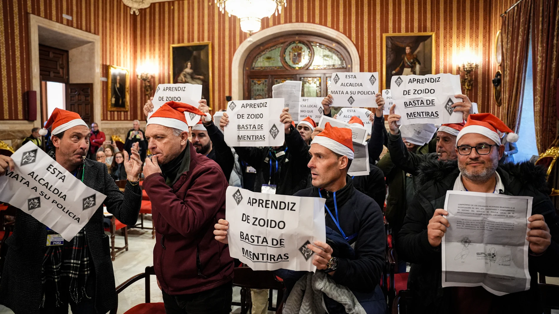Miembros de la Policía Local de Sevilla protestan durante la celebración de un Pleno Extraordinario del Ayuntamiento. A 26 de noviembre de 2025, en Sevilla (Andalucía, España). El Ayuntamiento de Sevilla celebra este miércoles, 26 de noviembre, un Pleno extraordinario para abordar dos puntos clave en el presente de la Policía Local de la ciudad. Por un lado, el reconocimiento de crédito para el abono de las horas extras y por el otro aprobar el gasto máximo para el Plan de Navidad 2025-2026....