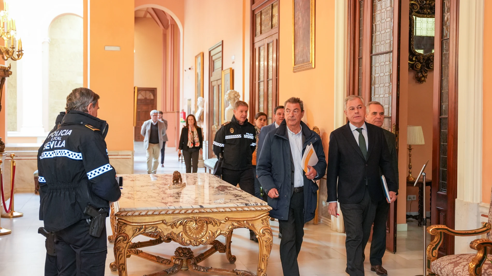 El alcalde de Sevilla, José Luis Sanz, a la entrada del Pleno del Ayuntamiento.