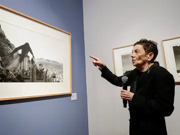 La cámara de Graciela Iturbide desafía el paso del tiempo con exposición en México MEX9546. CIUDAD DE MÉXICO (MÉXICO), 26/11/2025.- La fotógrafa mexicana Graciela Iturbide habla durante un recorrido por la exposición 'Fijar el Tiempo' este miércoles, en Ciudad de México (México). La idea de que “la fotografía es el arte que lidia con el tiempo: lo desafía, lo fija y a veces también lo mata” que la fotógrafa mexicana Graciela Iturbide pronunció al recibir el Premio Princesa de Asturias de las Artes 2025 en España, se materializa en ‘Fijar el tiempo’, la exposición revelada e...