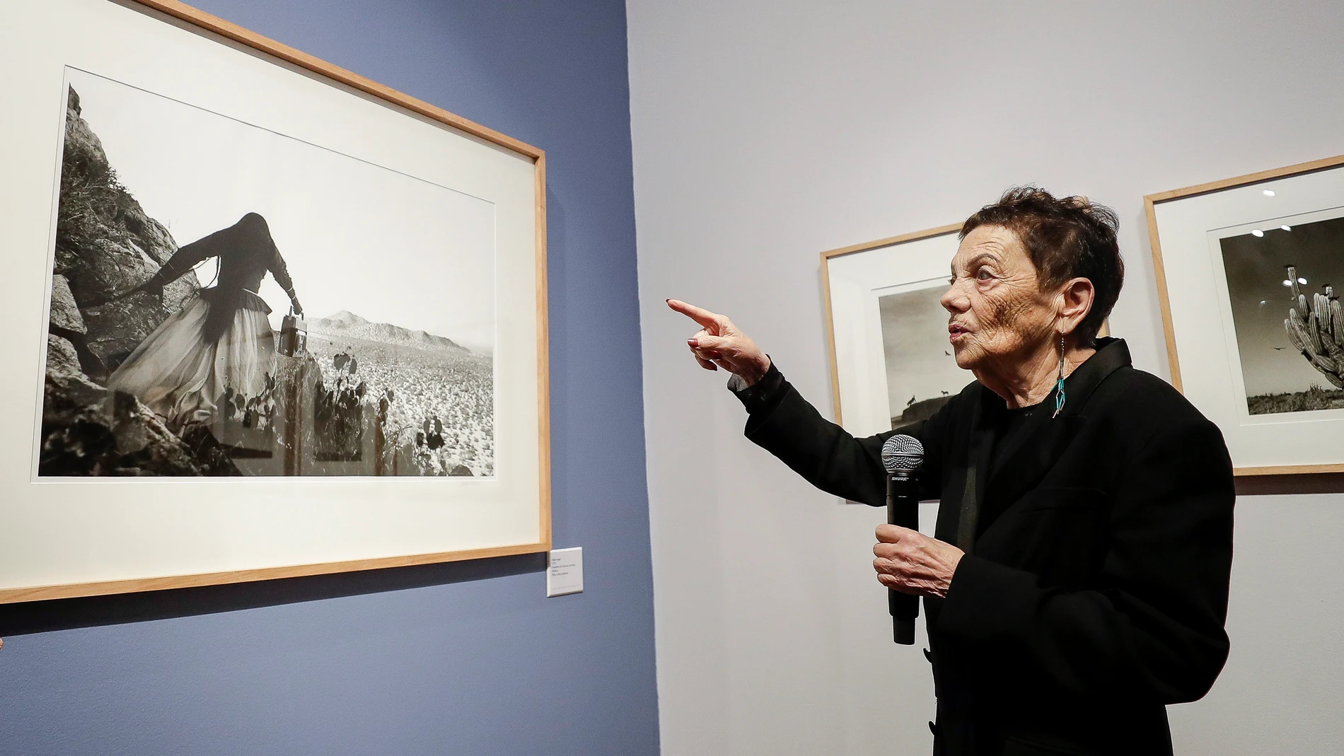 MEX9546. CIUDAD DE MÉXICO (MÉXICO), 26/11/2025.- La fotógrafa mexicana Graciela Iturbide habla durante un recorrido por la exposición 'Fijar el Tiempo' este miércoles, en Ciudad de México (México). La idea de que “la fotografía es el arte que lidia con el tiempo: lo desafía, lo fija y a veces también lo mata” que la fotógrafa mexicana Graciela Iturbide pronunció al recibir el Premio Princesa de Asturias de las Artes 2025 en España, se materializa en ‘Fijar el tiempo’, la exposición revelada e...
