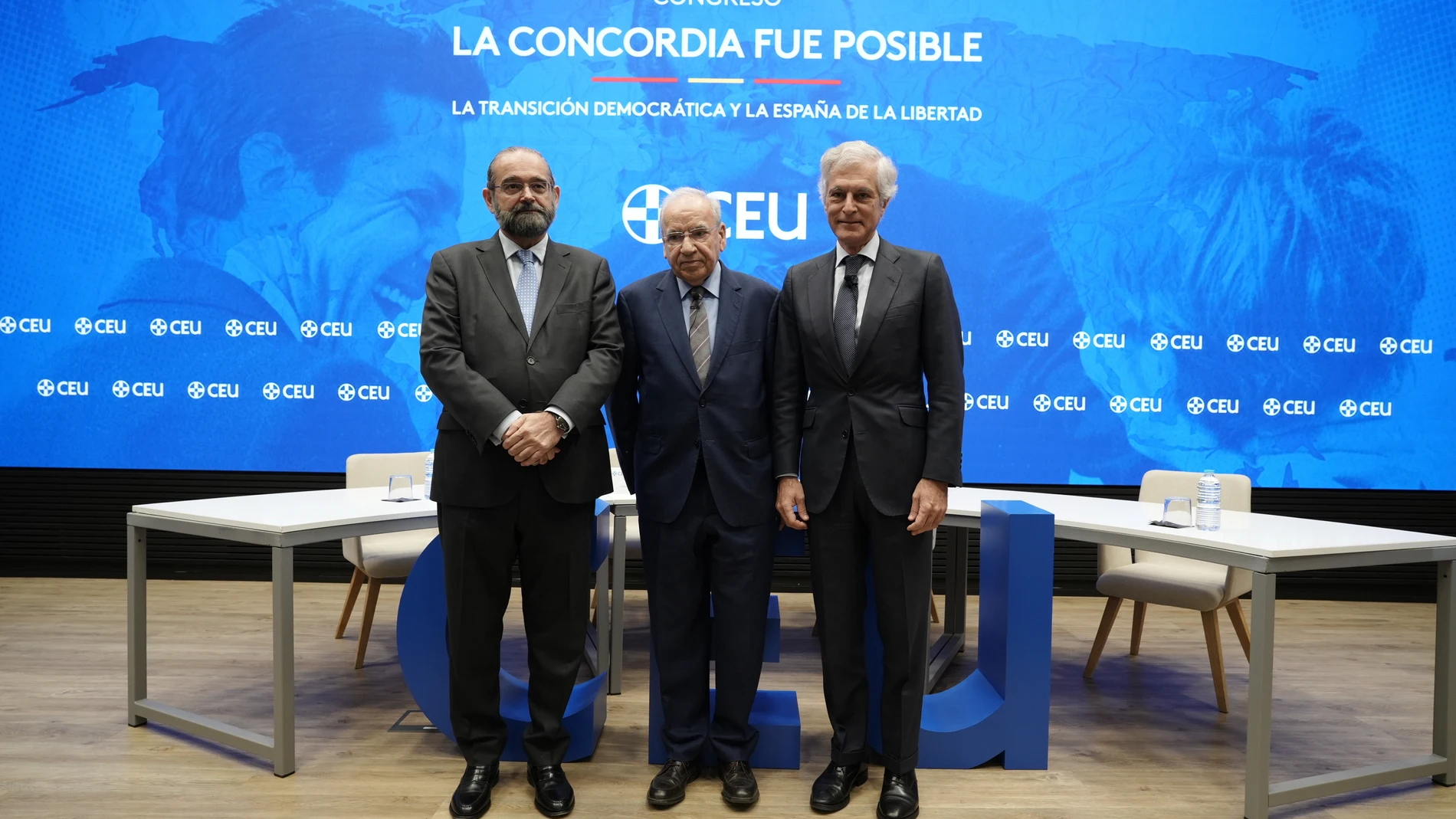 De izquierda a derecha: Alfonso Bullón de Mendoza; Alfonso Guerra; Adolfo Suárez Illana