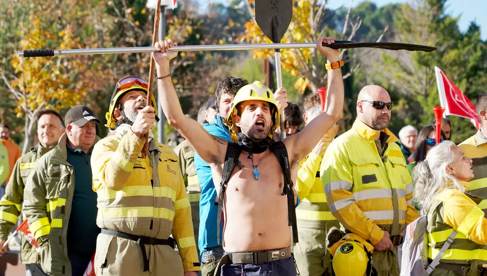 UGT, CCOO, CSIF, USCAL y CGT convocan una concentración frente a Las Cortes de Castilla y León con motivo de la votación de los dos decreto-ley que articulan el dispositivo antiincendios. Los portavoces designados por cada sindicato atienden a los medios antes de dar comienzo a la concentración