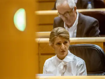 El Senado debate llevar dos conflictos de atribuciones con el Congreso de los Diputados ante el Tribunal Constitucional La vicepresidenta segunda y ministra de Trabajo y Economía Social, Yolanda Díaz, durante una sesión plenaria en el Senado, a 2 de diciembre de 2025, en Madrid (España). En una nueva sesión de control al Gobierno, el Senado además ha estado marcado por la aprobación de llevar dos conflictos de atribuciones con el Congreso de los Diputados ante el Tribunal Constitucional. 02 DICIEMBRE 2025;SENADO;SESIÓN DE CONTROL;GOBIERNO;ESPAÑA;CONFLICTOS;CONGRESO DE LOS DIPUTADOS;TRIBUNAL CONSTITUCIONAL;MAD...