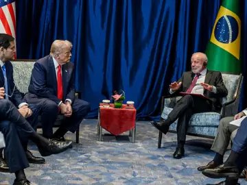 Lula pide por teléfono a Trump que retire los aranceles al resto de las exportaciones brasileñas October 26, 2025, Kuala Lumpur, Malaysia: U.S. President Donald Trump, left, listens to Brazilian President Luiz Inacio Lula da Silva, right, during a bilateral meeting on the sidelines of the ASEAN Summit at the Kuala Lumpur Convention Center, October 26, 2025, in Kuala Lumpur, Malaysia. Europa Press/Contacto/Daniel Torok/White House 26/10/2025 ONLY FOR USE IN SPAIN