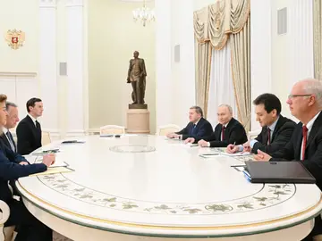 Russian President Putin meets US Special Envoy Witkoff at Kremlin MOSCOW (Russian Federation), 02/12/2025.- Russian President Vladimir Putin (3-R) meets with US Presidential Envoy Steve Witkoff (2-L) and Trump's son-in-law Jared Kushner (3-L) at the Kremlin in Moscow, Russia, 02 December 2025. Putin received Witkoff and Kushner to discuss US President Trump's 'peace plan' for Ukraine. (Rusia, Ucrania, Moscú) EFE/EPA/KRISTINA KORMILITSINA / SPUTNIK / KREMLIN POOL MANDATORY CREDIT