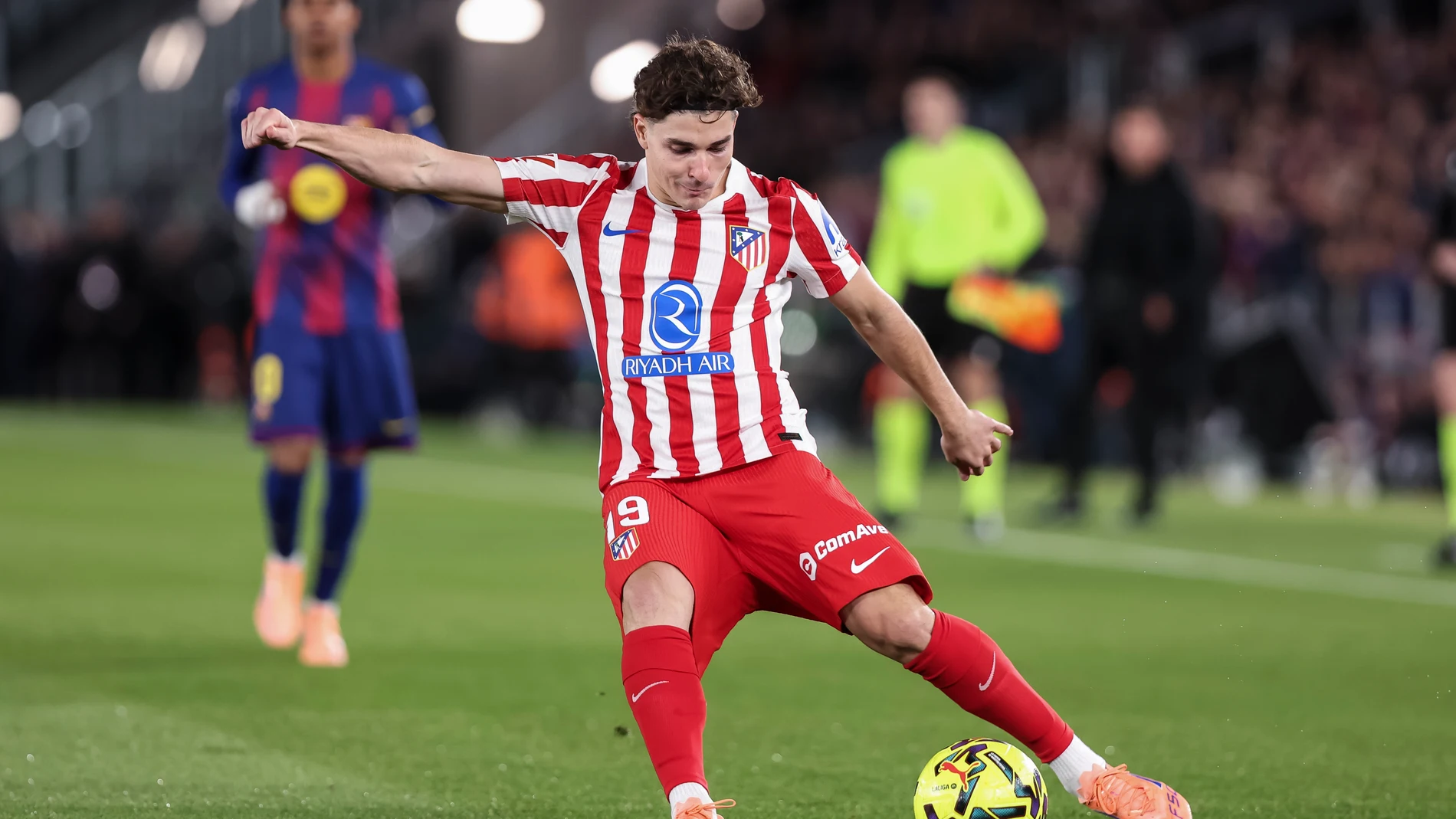 Julian Alvarez of Atletico de Madrid in action during the Spanish league, La Liga EA Sports, football match played between FC Barcelona and Atletico de Madrid at Spotify Camp Nou stadium on December 02, 2025 in Barcelona, Spain. AFP7 02/12/2025 ONLY FOR USE IN SPAIN