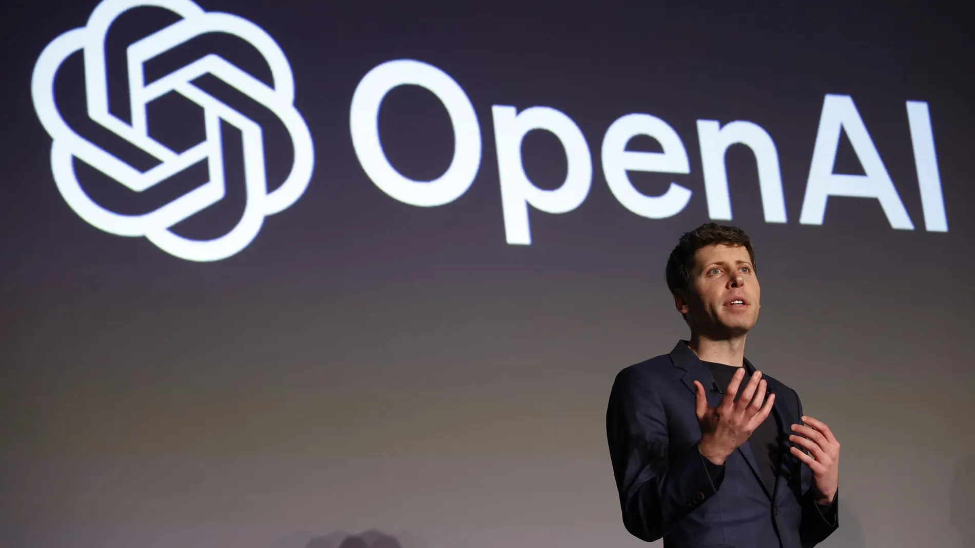 OpenAI se declara en "código rojo" y priorizará mejorar ChatGPT para frenar la presión de sus competidores como Google