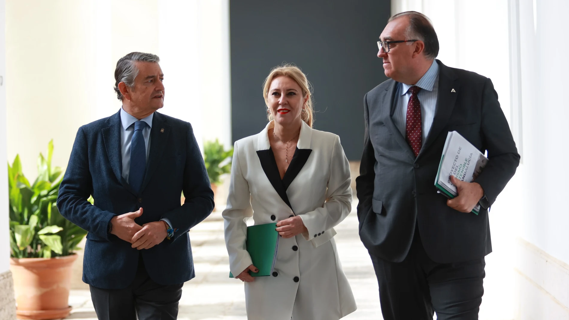 La consejera de Economía, Hacienda, Fondos Europeos y Diálogo Social de la Junta de Andalucía, y portavoz del Gobierno, Carolina España, el consejero de Sanidad, Presidencia y Emergencias, Antonio Sanz (i), y el consejero de Turismo y Andalucía Exterior, Arturo Bernal (d) llegando a la rueda de prensa posterior al Consejo de Gobierno. A 2 de diciembre de 2025, en Sevilla (Andalucía, España). El Ejecutivo andaluz ha aprobado en su reunión de este martes, 2 de diciembre, el proyecto de Decreto ...