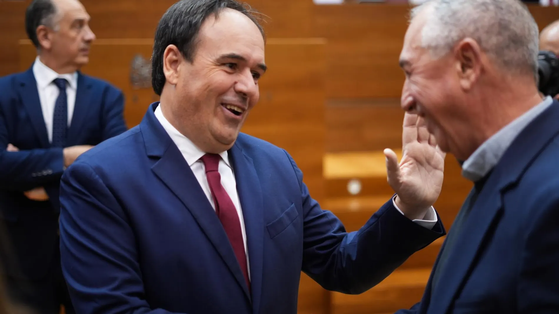 Compromís reprocha a Pérez Llorca que su "primera medida" haya sido darle un "sobresueldo" a Mazón