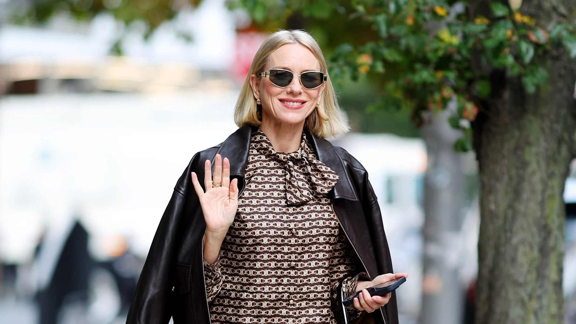 Naomi Watts con look glamuroso.