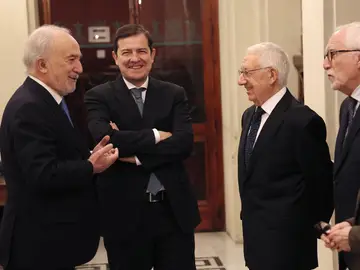 Mañueco junto al presidente de la RAE, Santiago Muñoz Machado y los académicos, Pedro R Garcia Barreno y Luis Mateo Díez Mañueco junto al presidente de la RAE, Santiago Muñoz Machado y los académicos, Pedro R Garcia Barreno y Luis Mateo Díez