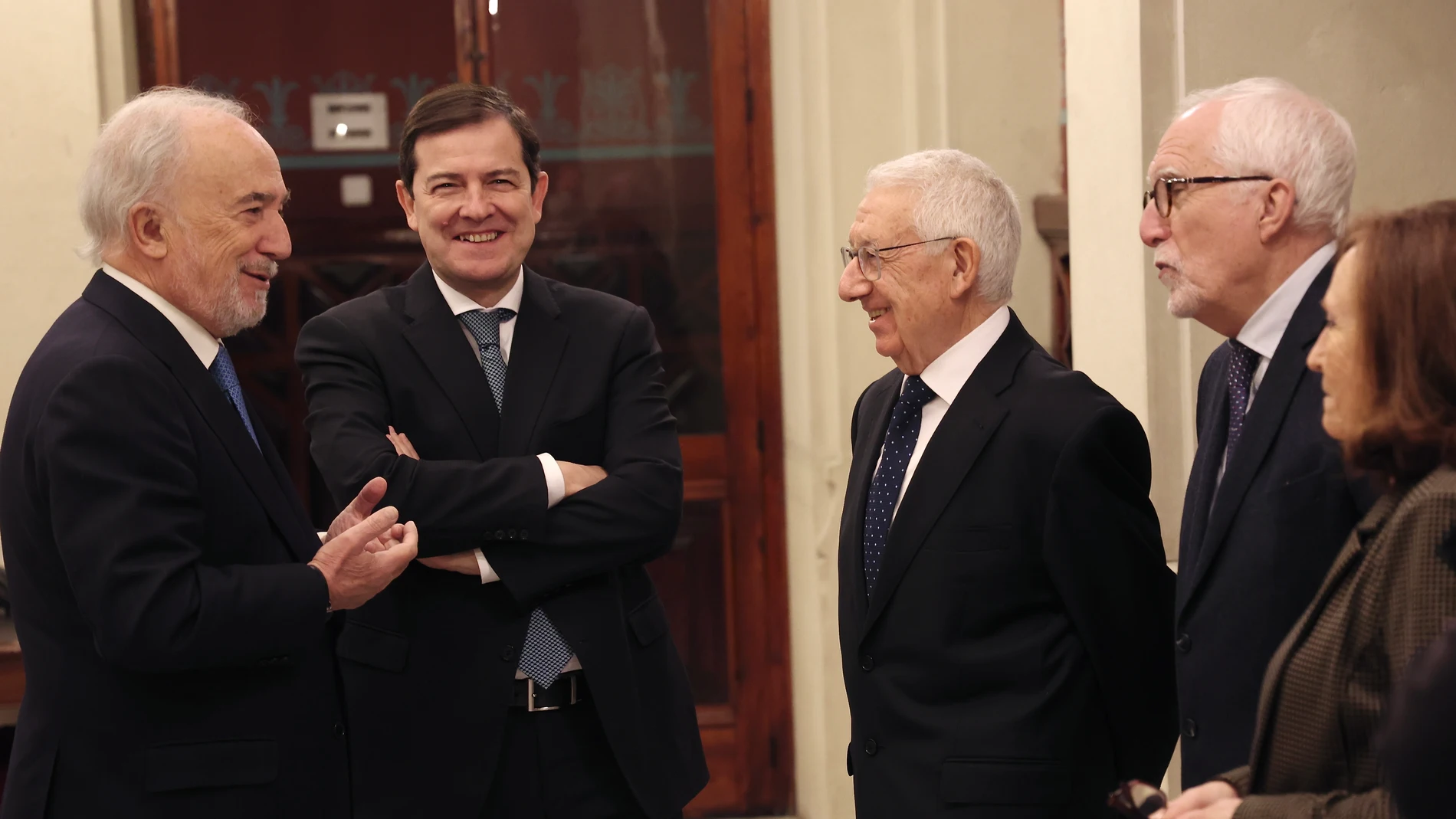 Mañueco junto al presidente de la RAE, Santiago Muñoz Machado y los académicos, Pedro R Garcia Barreno y Luis Mateo Díez