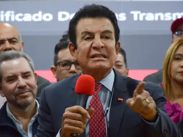 Nasralla supera a Asfura tras reanudarse el conteo preliminar de los comicios en Honduras AME4981. TEGUCIGALPA (HONDURAS), 02/12/2025.- El candidato a la Presidencia de Honduras Salvador Nasralla habla durante la presentación de la copia de las actas de votación este martes, en Tegucigalpa (Honduras). Nasralla, del Partido Liberal, adelantó este martes a su rival Nasry "Tito" Asfura, el candidato presidencial del Partido Nacional apoyado por Donald Trump, después de que el ente electoral reanudara los resultados preliminares de las elecciones del 30 de noviembre, tras una falla té...