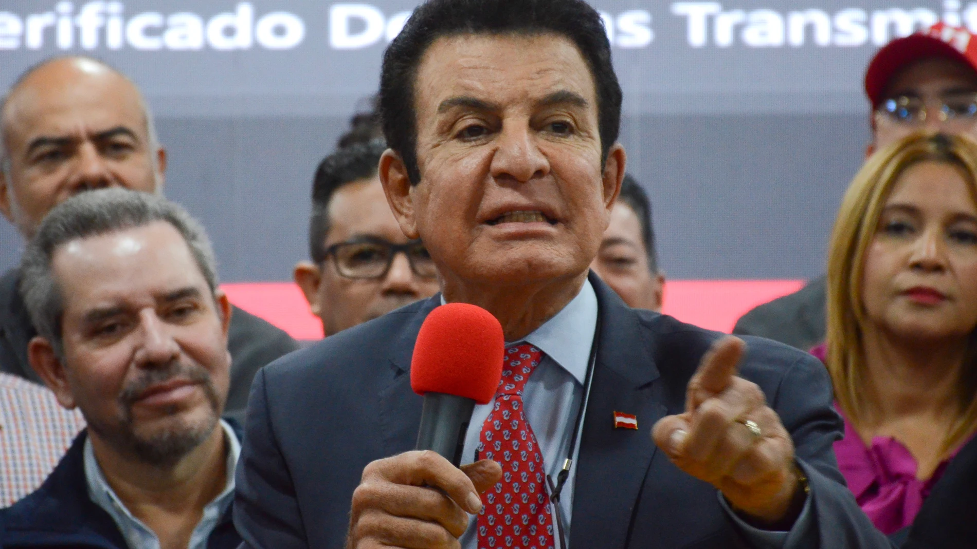 AME4981. TEGUCIGALPA (HONDURAS), 02/12/2025.- El candidato a la Presidencia de Honduras Salvador Nasralla habla durante la presentación de la copia de las actas de votación este martes, en Tegucigalpa (Honduras). Nasralla, del Partido Liberal, adelantó este martes a su rival Nasry "Tito" Asfura, el candidato presidencial del Partido Nacional apoyado por Donald Trump, después de que el ente electoral reanudara los resultados preliminares de las elecciones del 30 de noviembre, tras una falla té...