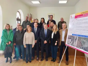 El presidente de la Diputación de Valladolid, Conrado Íscar, junto al director general de Carreteras e Infraestructuras, Jesús Félix Puerta, y el alcalde de Torrecilla de la Orden, Pedro Paredes, presentan el proyecto El presidente de la Diputación de Valladolid, Conrado Íscar, junto al director general de Carreteras e Infraestructuras, Jesús Félix Puerta, y el alcalde de Torrecilla de la Orden, Pedro Paredes, presentan el proyecto