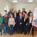 El presidente de la Diputación de Valladolid, Conrado Íscar, junto al director general de Carreteras e Infraestructuras, Jesús Félix Puerta, y el alcalde de Torrecilla de la Orden, Pedro Paredes, presentan el proyecto