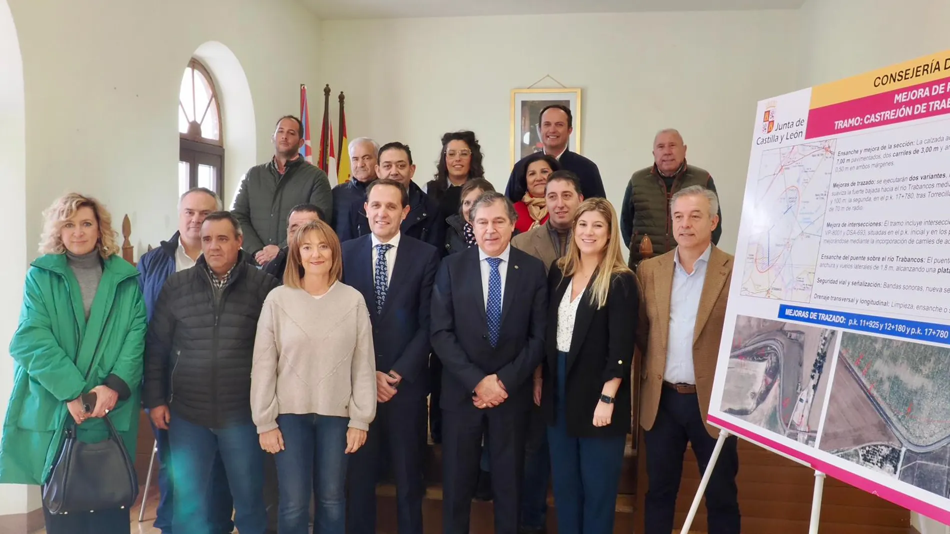 El presidente de la Diputación de Valladolid, Conrado Íscar, junto al director general de Carreteras e Infraestructuras, Jesús Félix Puerta, y el alcalde de Torrecilla de la Orden, Pedro Paredes, presentan el proyecto