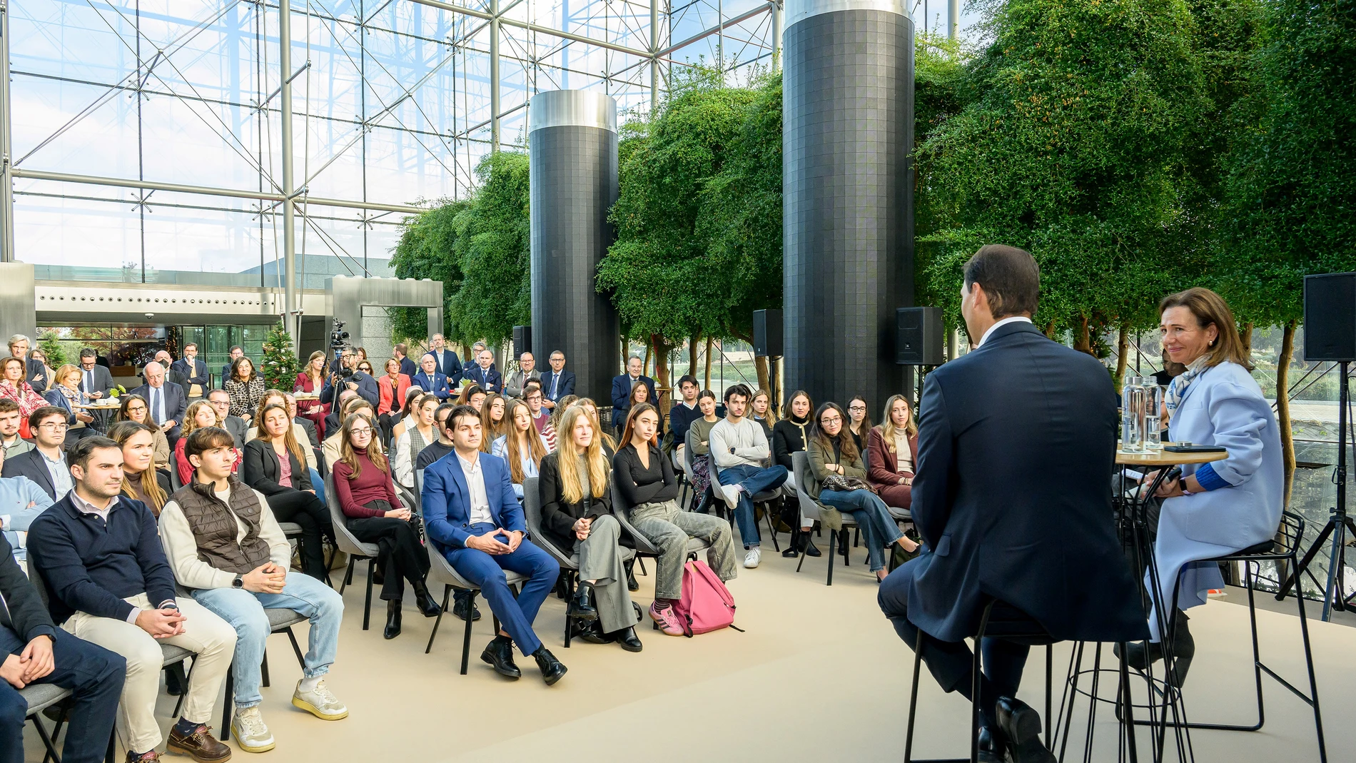 Ana Botín y Rafael Nadal con becarios Santander