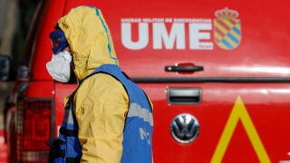 SANTA PERP&Egrave;TUA DE MOGODA (BARCELONA) 02/12/2025.- Vista de las labores de desinfecci&oacute;n del cuartel general la Unidad Militar de Emergencias (UME) en relaci&oacute;n al brote de peste porcina africana (PPA) en Santa Perp&egrave;tua de Mogoda (Barcelona) este martes. Expertos veterinarios de la Comisi&oacute;n Europa (CE) llegan este martes a Catalu&ntilde;a para asesorar a las autoridades catalanas y espa&ntilde;olas sobre la adopci&oacute;n de las medidas previstas en la legislaci&oacute;n comunitaria para tratar de contener el brote de pes...