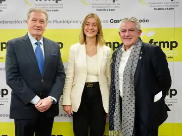 Jornada sobre ‘Atención a la dependencia en el medio rural’, organizada por la Federación Regional de Municipios y Provincias (FRMP) con Plena Inclusión. De izquierda a derecha, el presidente de Plena inclusión Castilla y León, Juan Pablo Torres; la gerente de Servicios Sociales de la Junta de Castilla y León, Esperanza Vázquez; y el vicepresidente de la FRMP, José María Bravo Jornada sobre ‘Atención a la dependencia en el medio rural’, organizada por la Federación Regional de Municipios y Provincias (FRMP) con Plena Inclusión. De izquierda a derecha, el presidente de Plena inclusión Castilla y León, Juan Pablo Torres; la gerente de Servicios Sociales de la Junta de Castilla y León, Esperanza Vázquez; y el vicepresidente de la FRMP, José María Bravo