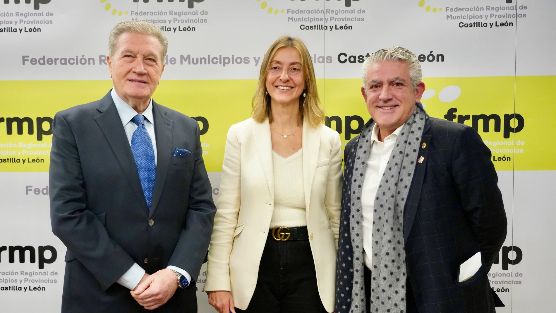 Jornada sobre ‘Atención a la dependencia en el medio rural’, organizada por la Federación Regional de Municipios y Provincias (FRMP) con Plena Inclusión. De izquierda a derecha, el presidente de Plena inclusión Castilla y León, Juan Pablo Torres; la gerente de Servicios Sociales de la Junta de Castilla y León, Esperanza Vázquez; y el vicepresidente de la FRMP, José María Bravo