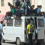 Furgoneta avarrotada de estudiantes