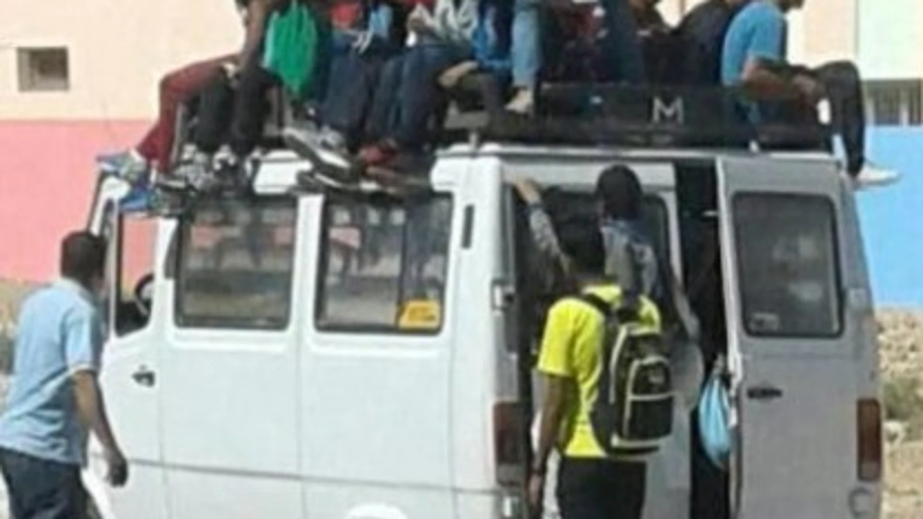 Furgoneta avarrotada de estudiantes