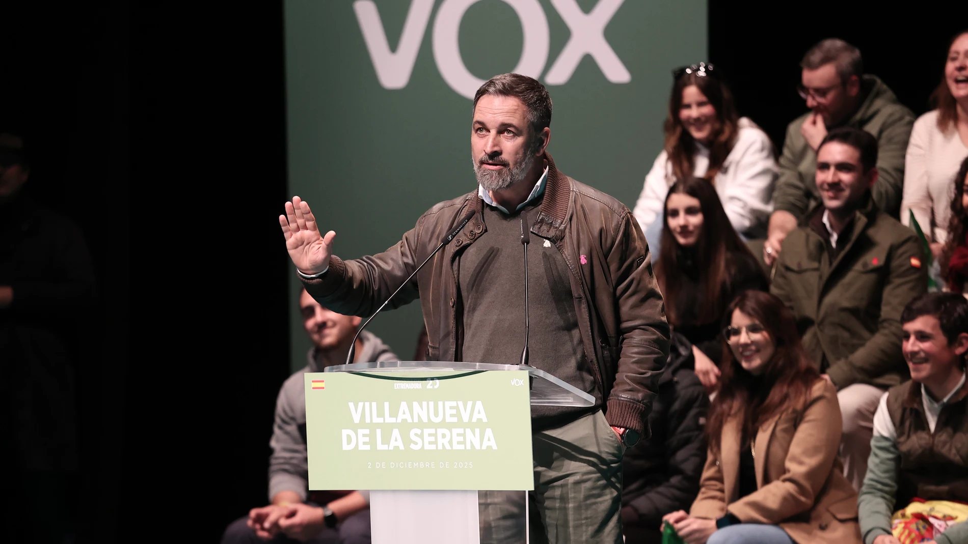 El presidente de VOX, Santiago Abascal, interviene durante la clausura de un acto público del partido, a 2 de diciembre de 2025 en Villanueva de la Serena, Badajoz, Extremadura (España). El acto se enmarca dentro de la precampaña electoral en Extremadura que votará el próximo 21 de diciembre para elegir a su nuevo presidente y en el que según los sondeos el PP podría obtener la victoria pero sin los escaños suficientes para gobernar, por lo que necesitaría el apoyo de la formación de Santiago...