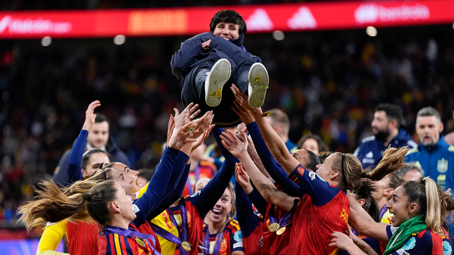 Sonia Bermudez, head coach of Spain, is hold up by her players after winning during the UEFA Women's Nations League 2025 final second leg match between Spain and Germany at Riyadh Air Metropolitano stadium on December 02, 2025 in Madrid, Spain. AFP7 02/12/2025 ONLY FOR USE IN SPAIN
