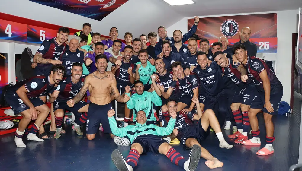 La plantilla del CD Extremadura celebra la victoria contra el Estepona