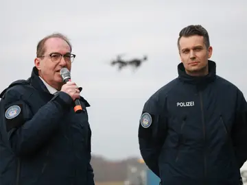 German Interior Minister Dobrindt commissions Federal Police drone defense service Ahrensfelde (Germany), 02/12/2025.- German Interior Minister Alexander Dobrindt (L) speaks next to Police Chief Bastian Lamers in front of a flying drone during a demonstration at the commissioning of the Federal Police drone defense unit into service in Ahrensfelde, Germany, 02 December 2025. (Alemania) EFE/EPA/CLEMENS BILAN
