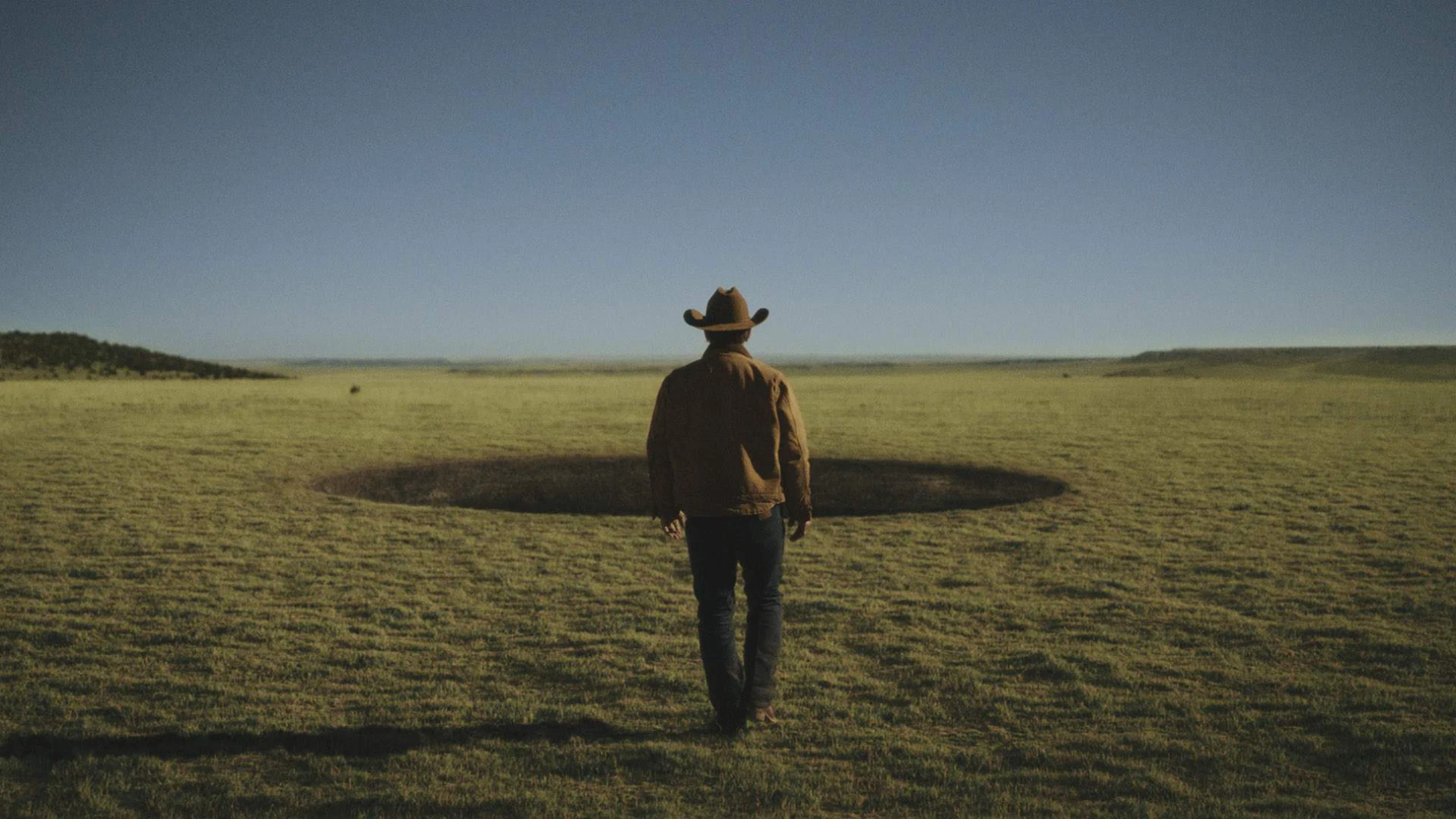 El misterioso agujero negro en los pastos del rancho desencadena los eventos principales de la serie