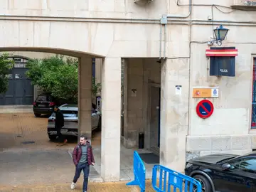 La puerta de la Comisaría de Policía en Jaén GRAFAND2405. JAÉN, 02/12/2025.-Periodistas en la puerta de la Comisaría de Policía en Jaén donde los padres de las dos menores halladas muertas el pasado sábado en la capital jiennense han sido citados a declarar este martes, una declaración que fuentes policiales califican como “algo normal” dentro de la investigación de un caso de estas características.EFE/José Manuel Pedrosa.
