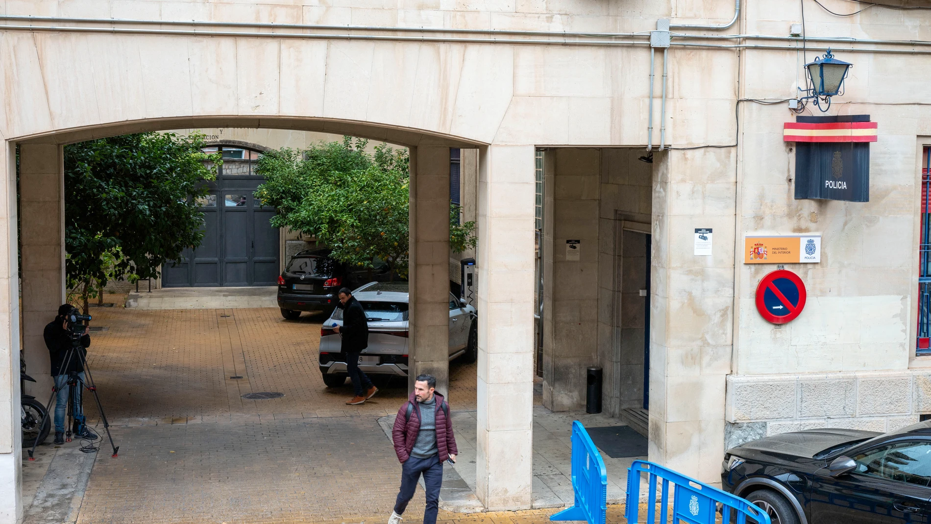 GRAFAND2405. JAÉN, 02/12/2025.-Periodistas en la puerta de la Comisaría de Policía en Jaén donde los padres de las dos menores halladas muertas el pasado sábado en la capital jiennense han sido citados a declarar este martes, una declaración que fuentes policiales califican como “algo normal” dentro de la investigación de un caso de estas características.EFE/José Manuel Pedrosa.