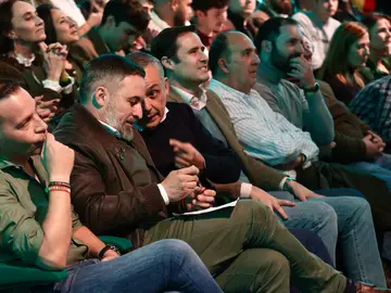 Abascal clausura un acto de VOX en Villanueva de la Serena (Badajoz) El presidente de VOX, Santiago Abascal (2i), y el número 1 en la provincia de Badajoz y senador de VOX, Ángel Pelayo Gordillo (3i), durante la clausura de un acto público del partido, a 2 de diciembre de 2025 en Villanueva de la Serena, Badajoz, Extremadura (España). El acto se enmarca dentro de la precampaña electoral en Extremadura que votará el próximo 21 de diciembre para elegir a su nuevo presidente y en el que según los sondeos el PP podría obtener la victoria pero sin los escaños sufic...