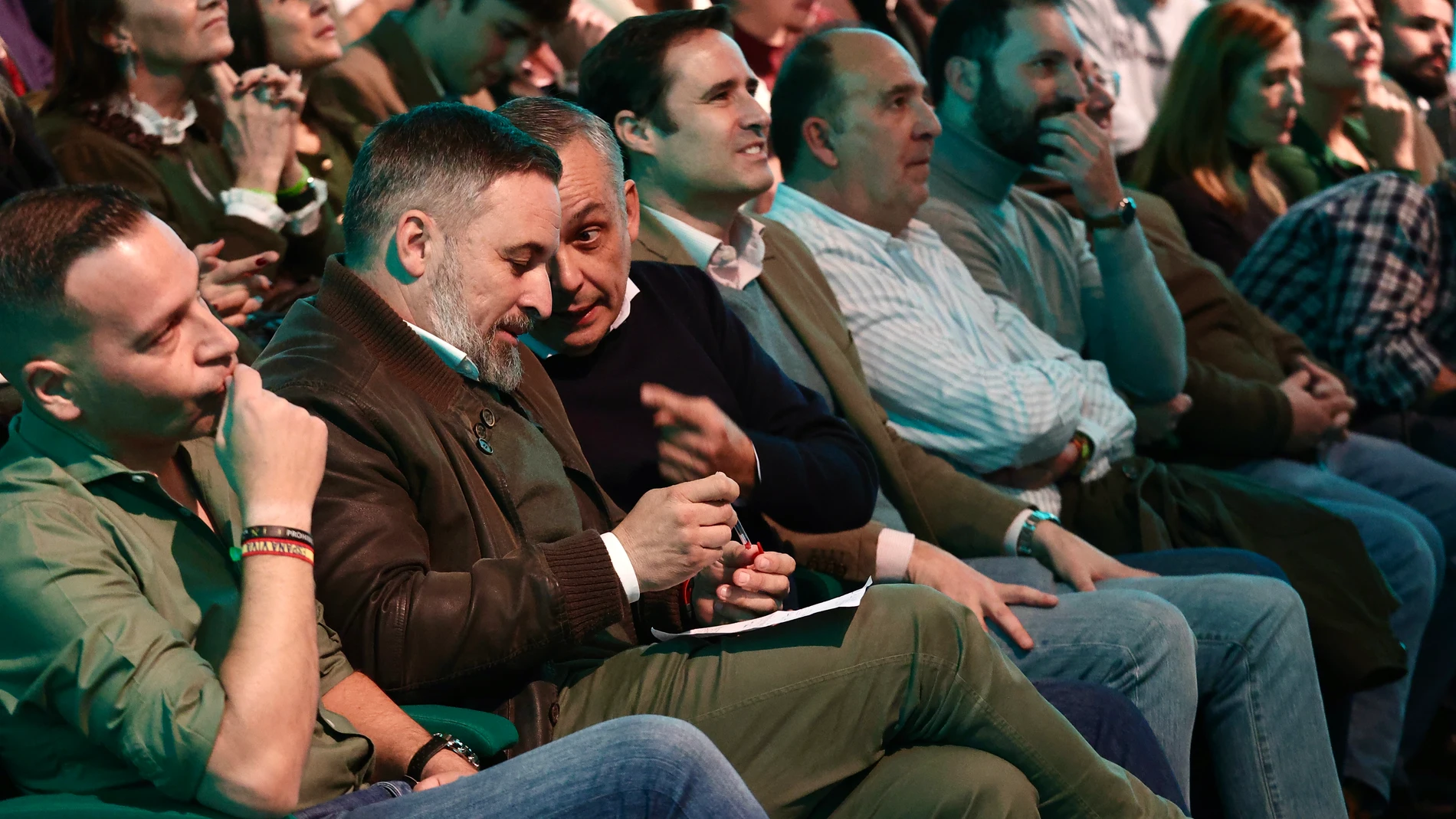 El presidente de VOX, Santiago Abascal (2i), y el número 1 en la provincia de Badajoz y senador de VOX, Ángel Pelayo Gordillo (3i), durante la clausura de un acto público del partido, a 2 de diciembre de 2025 en Villanueva de la Serena, Badajoz, Extremadura (España). El acto se enmarca dentro de la precampaña electoral en Extremadura que votará el próximo 21 de diciembre para elegir a su nuevo presidente y en el que según los sondeos el PP podría obtener la victoria pero sin los escaños sufic...