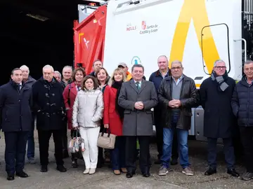 El consejero de la Presidencia, Luis Miguel González Gago, asiste al acto de entrega y puesta en funcionamiento de un nuevo camión de recogida de residuos para la Mancomunidad de Vitigudino, y ofrece un balance de las ayudas del Gobierno autonómico a las mancomunidades durante esta legislatura. El consejero de la Presidencia, Luis Miguel González Gago, asiste al acto de entrega y puesta en funcionamiento de un nuevo camión de recogida de residuos para la Mancomunidad de Vitigudino, y ofrece un balance de las ayudas del Gobierno autonómico a las mancomunidades durante esta legislatura.