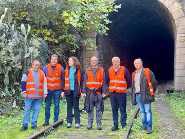 El presidente de la institución provincial, Javier Iglesias, acompañado por los diputados de Turismo, Juan Carlos Zaballos, de Proyectos Estratégicos, Pilar Sánchez, de Servicios Generales, Carlos García, y por el diputado comarcal Jesús María Ortiz, además de los alcaldes de La Fregeneda y Hinojosa de Duero, presentan el recorrido corto del Camino de Hierro El presidente de la institución provincial, Javier Iglesias, acompañado por los diputados de Turismo, Juan Carlos Zaballos, de Proyectos Estratégicos, Pilar Sánchez, de Servicios Generales, Carlos García, y por el diputado comarcal Jesús María Ortiz, además de los alcaldes de La Fregeneda y Hinojosa de Duero, presentan el recorrido corto del Camino de Hierro
