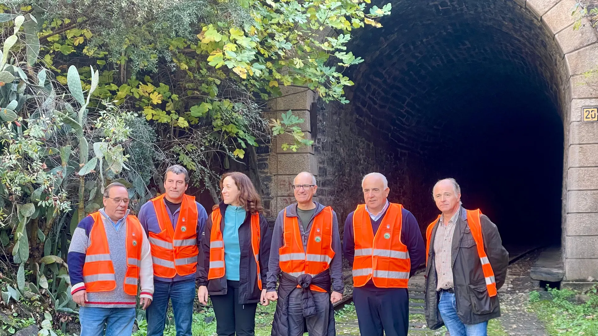 El presidente de la institución provincial, Javier Iglesias, acompañado por los diputados de Turismo, Juan Carlos Zaballos, de Proyectos Estratégicos, Pilar Sánchez, de Servicios Generales, Carlos García, y por el diputado comarcal Jesús María Ortiz, además de los alcaldes de La Fregeneda y Hinojosa de Duero, presentan el recorrido corto del Camino de Hierro