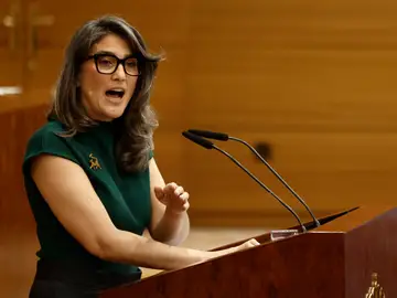 Pleno Asamblea Madrid MADRID, 04/12/2025.- La portavoz de Más Madrid, Manuela Bergerot interviene en el pleno de la Asamblea madrileña, este jueves. EFE/ Sergio Perez