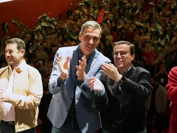 Pedro Sánchez asiste a un acto electoral en Plasencia PLASENCIA, 04/12/2025.- El presidente del Gobierno y secretario general del PSOE, Pedro Sánchez (c), asiste un acto político celebrado este jueves en Plasencia (Cáceres) enmarcado en la carrera electoral del 21D, junto al líder de los socialistas extremeños y candidato a la Presidencia de la Junta de Extremadura, Miguel Ángel Gallardo (dcha). EFE/Eduardo Palomo