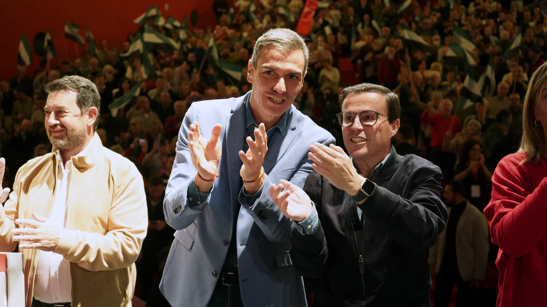 PLASENCIA, 04/12/2025.- El presidente del Gobierno y secretario general del PSOE, Pedro Sánchez (c), asiste un acto político celebrado este jueves en Plasencia (Cáceres) enmarcado en la carrera electoral del 21D, junto al líder de los socialistas extremeños y candidato a la Presidencia de la Junta de Extremadura, Miguel Ángel Gallardo (dcha). EFE/Eduardo Palomo